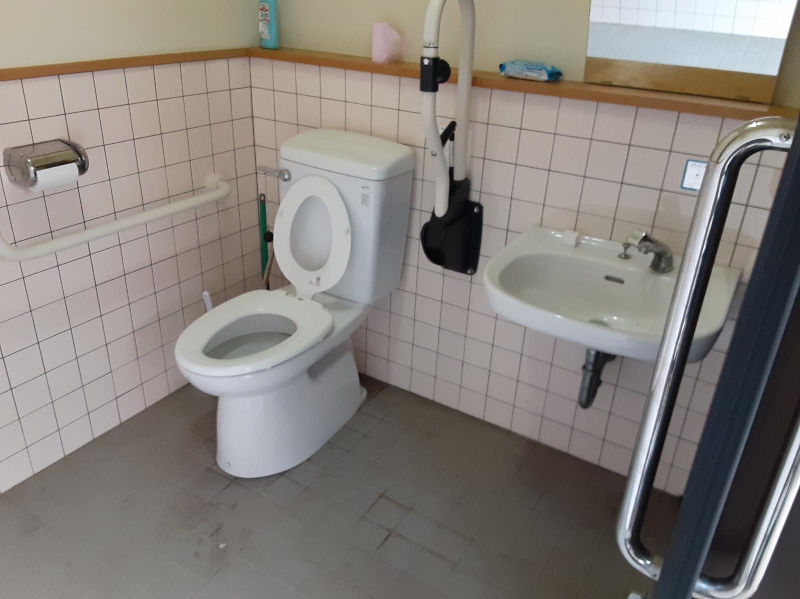 多目的トイレの外観-2
