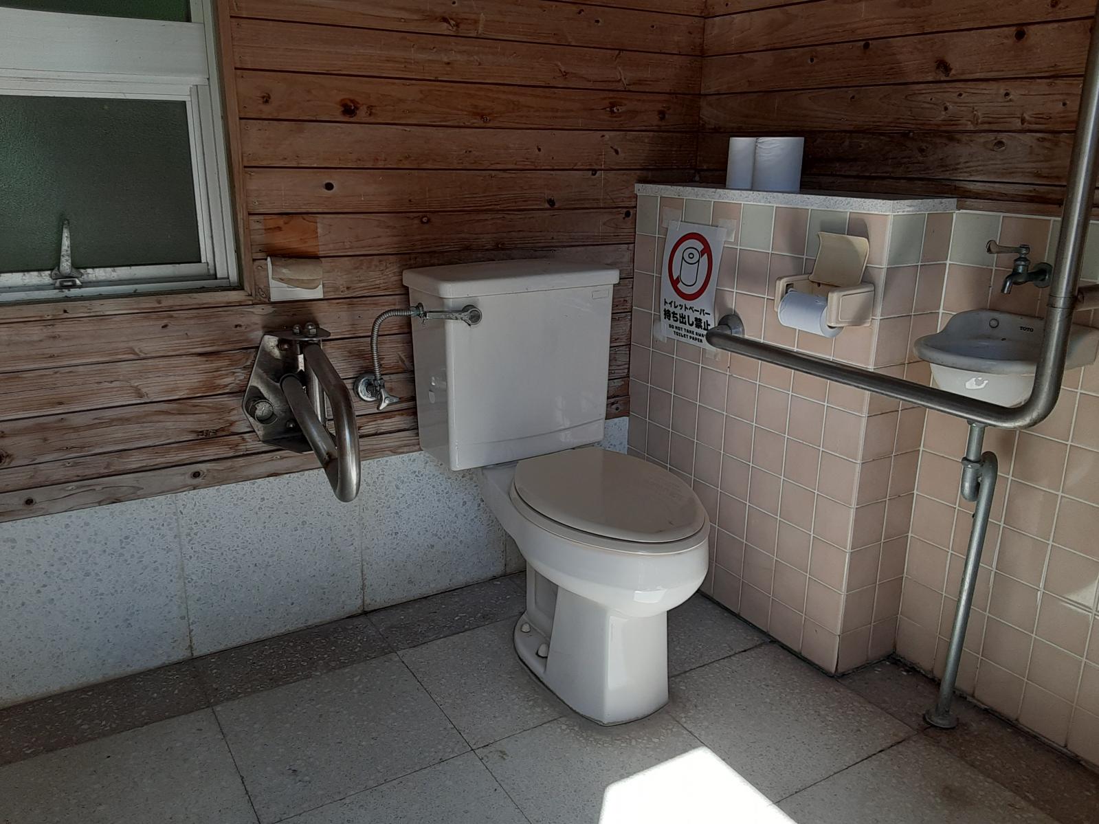 多目的トイレ内部-1