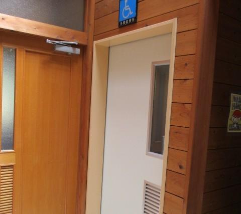管理棟内多目的トイレ入口-0