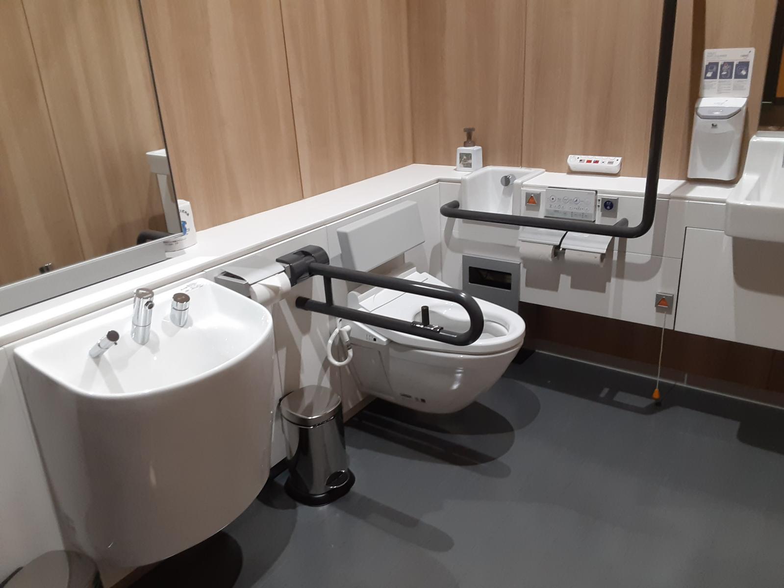 多目的トイレ内部-1