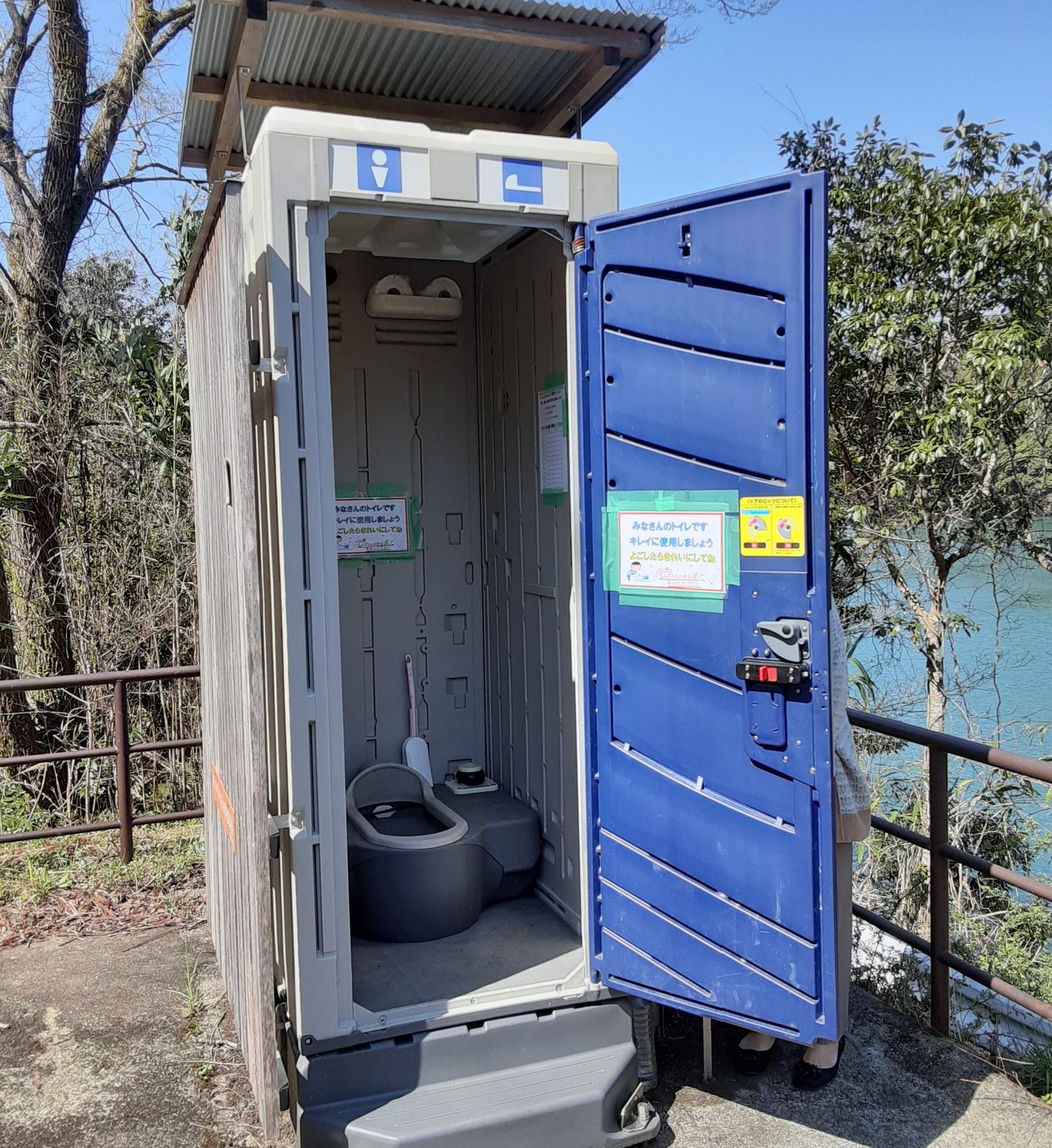 仮設トイレ内部-1