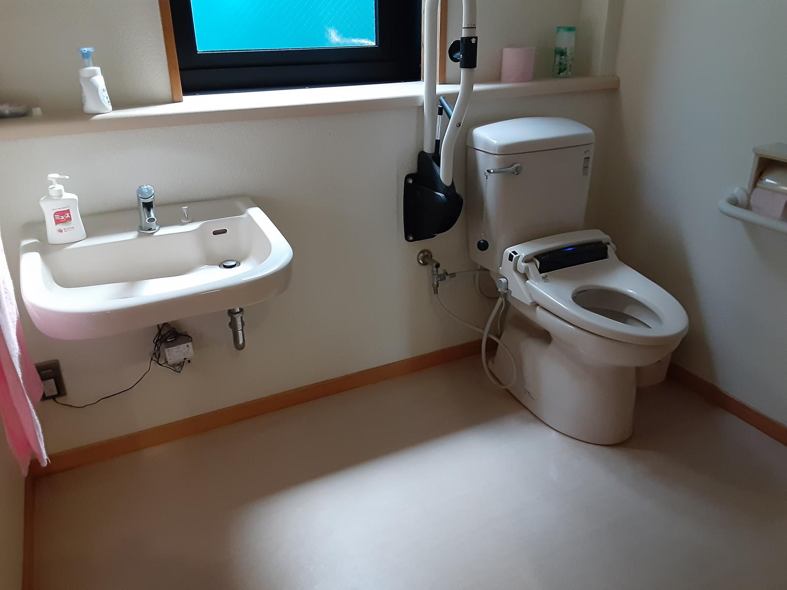 多目的トイレ内部-1