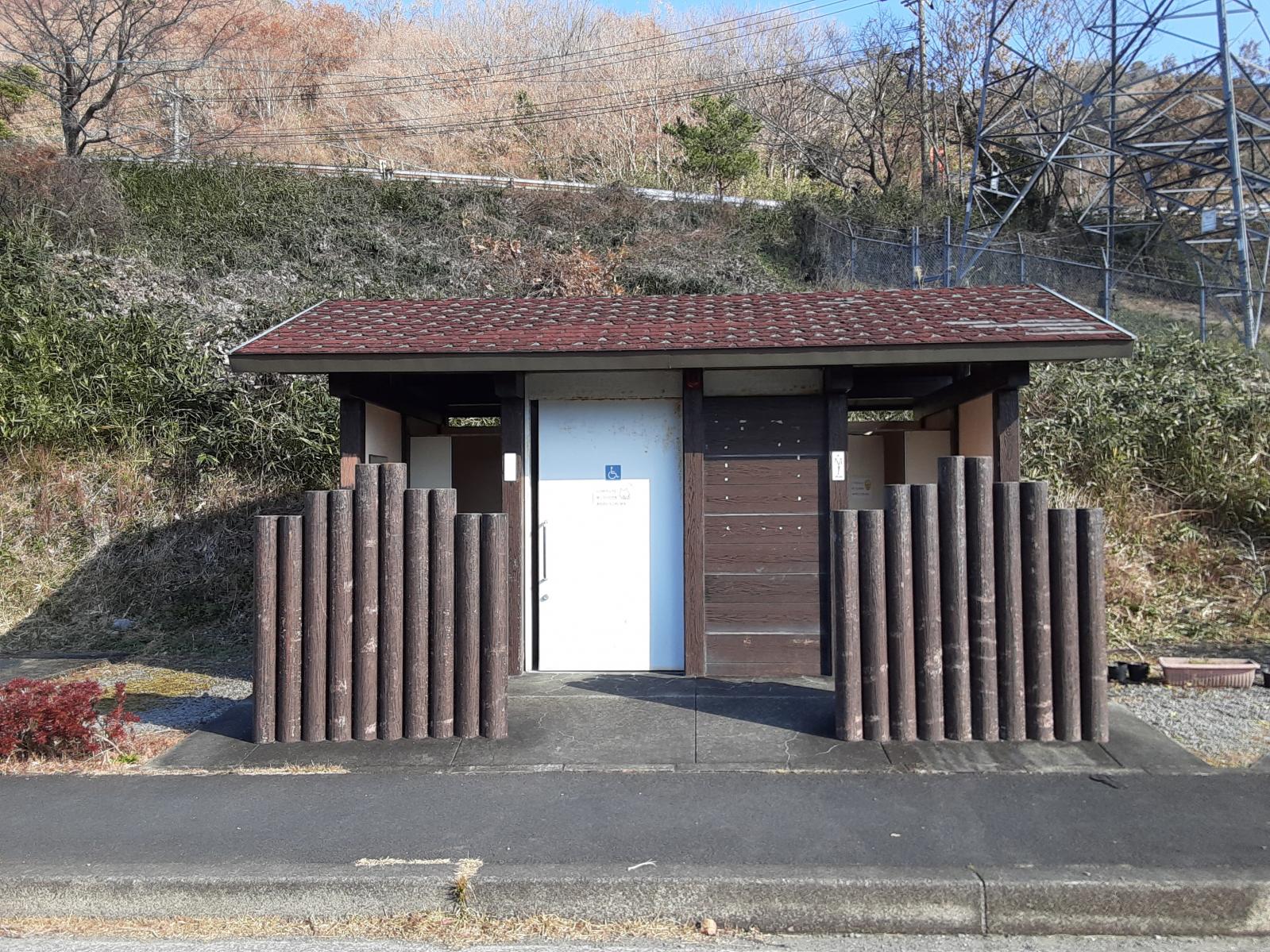 展望台の多目的トイレ外観-0
