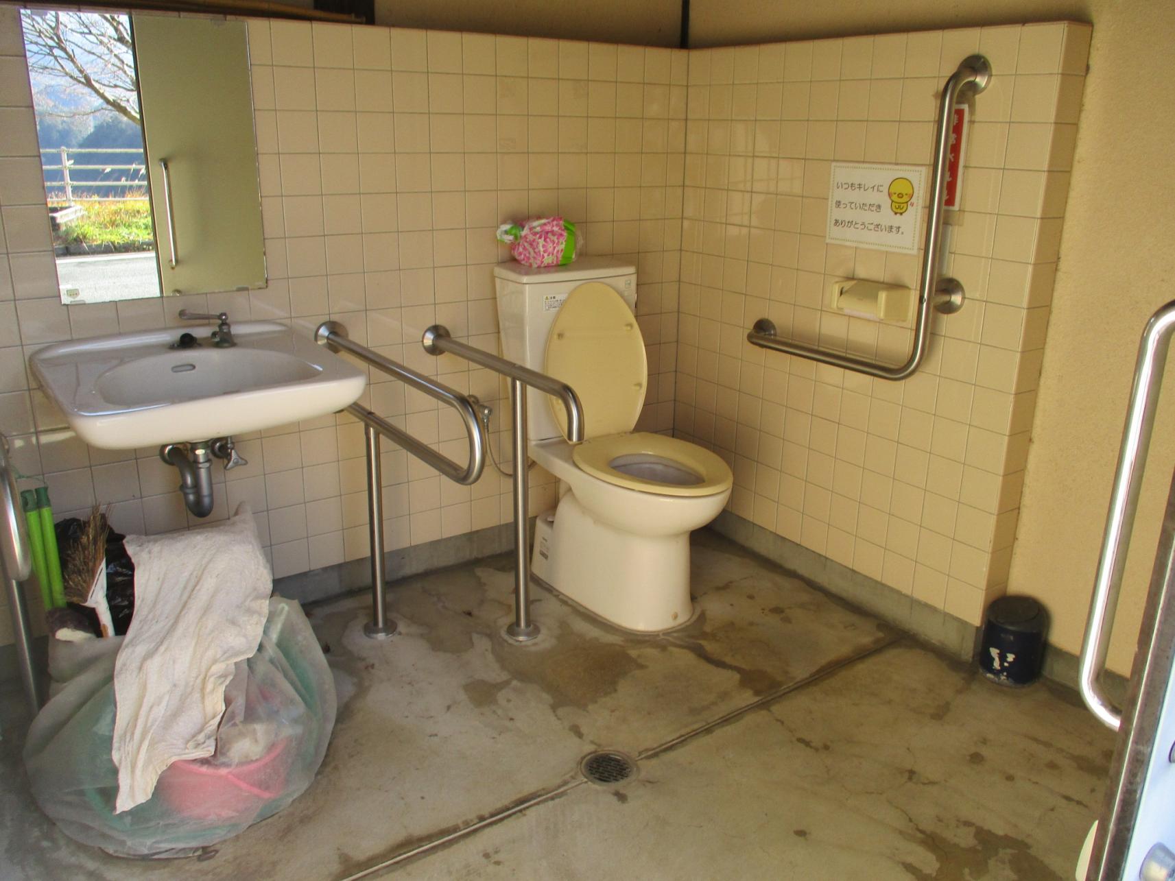 展望台の多目的トイレ内部-1