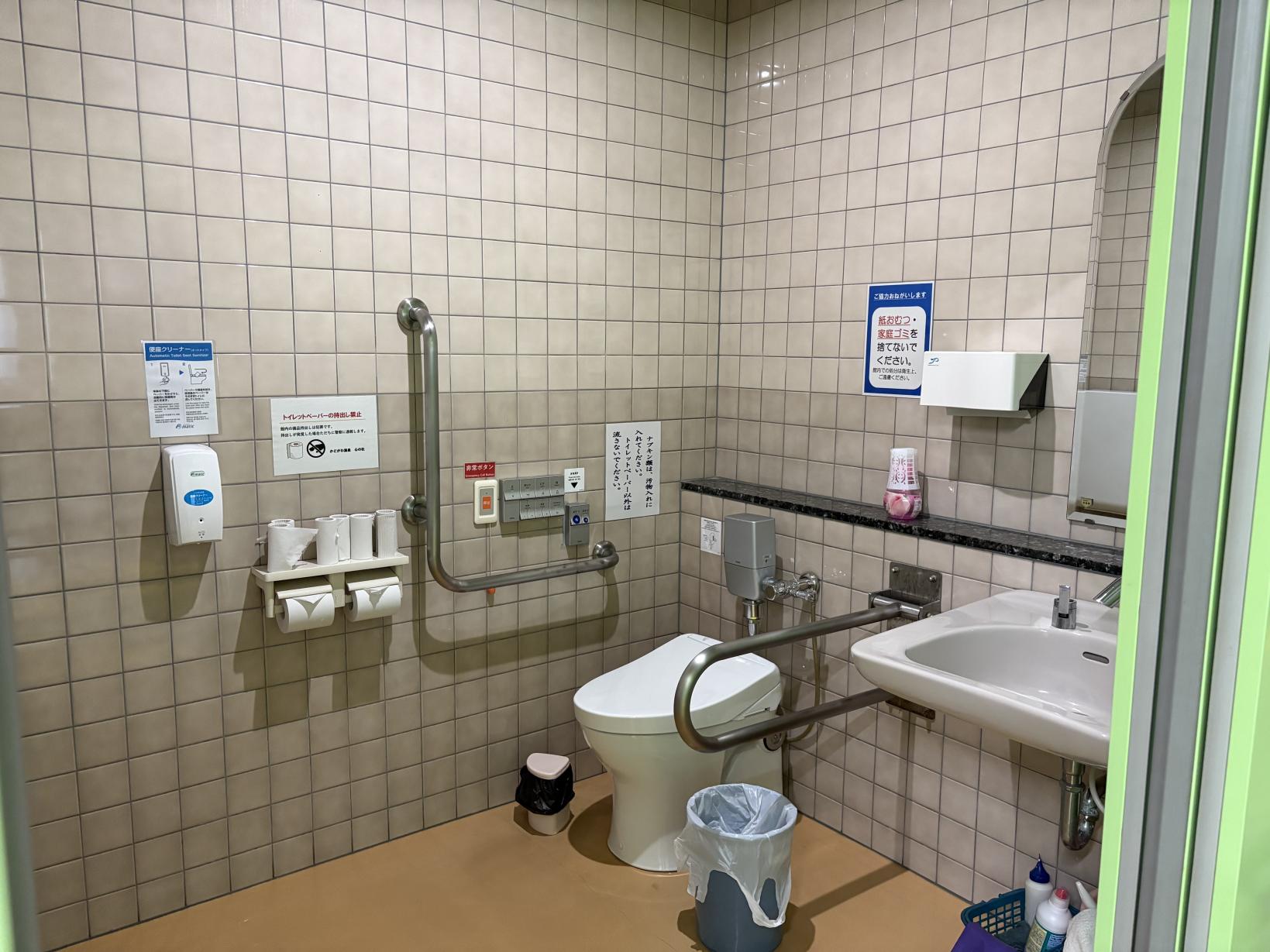 多目的トイレ内部-0