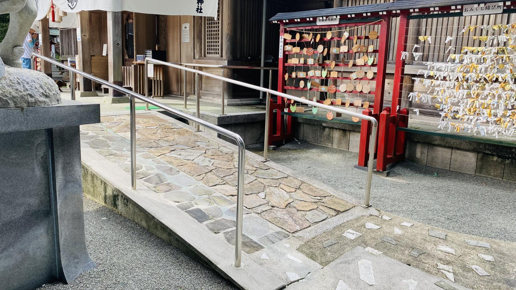 本殿までのスロープ-2