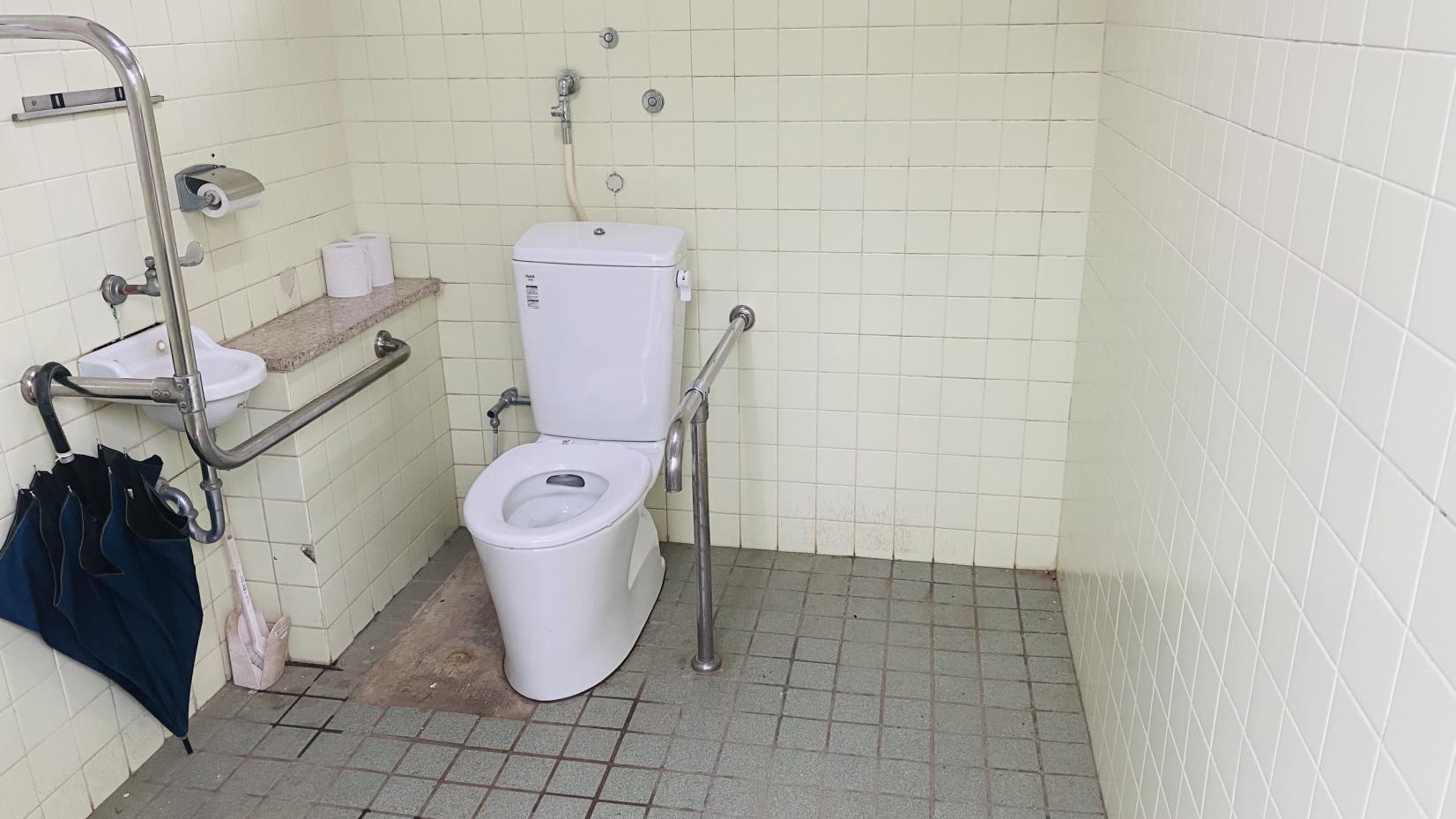 多目的トイレ内部-1