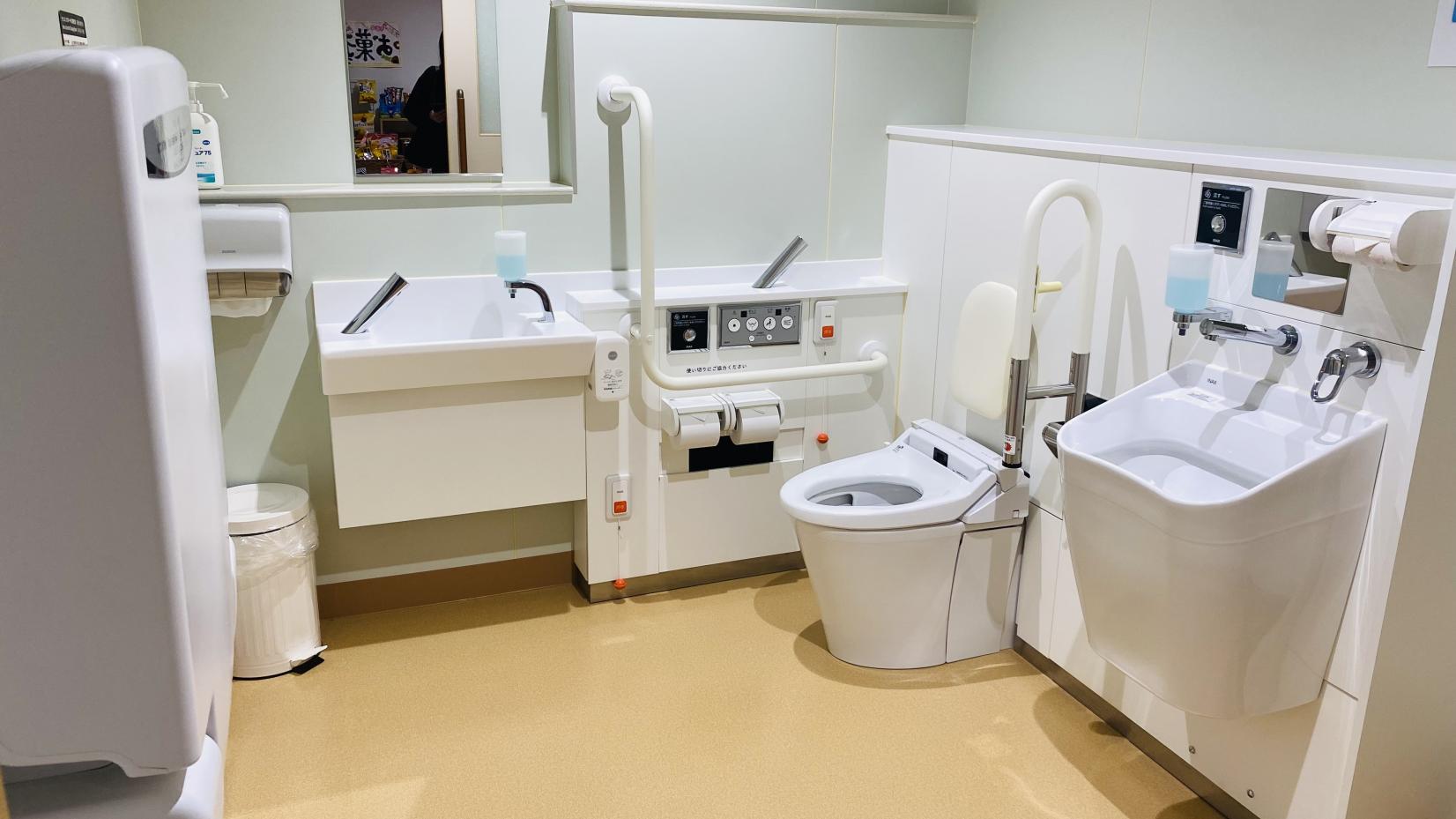 多目的トイレ内部-1