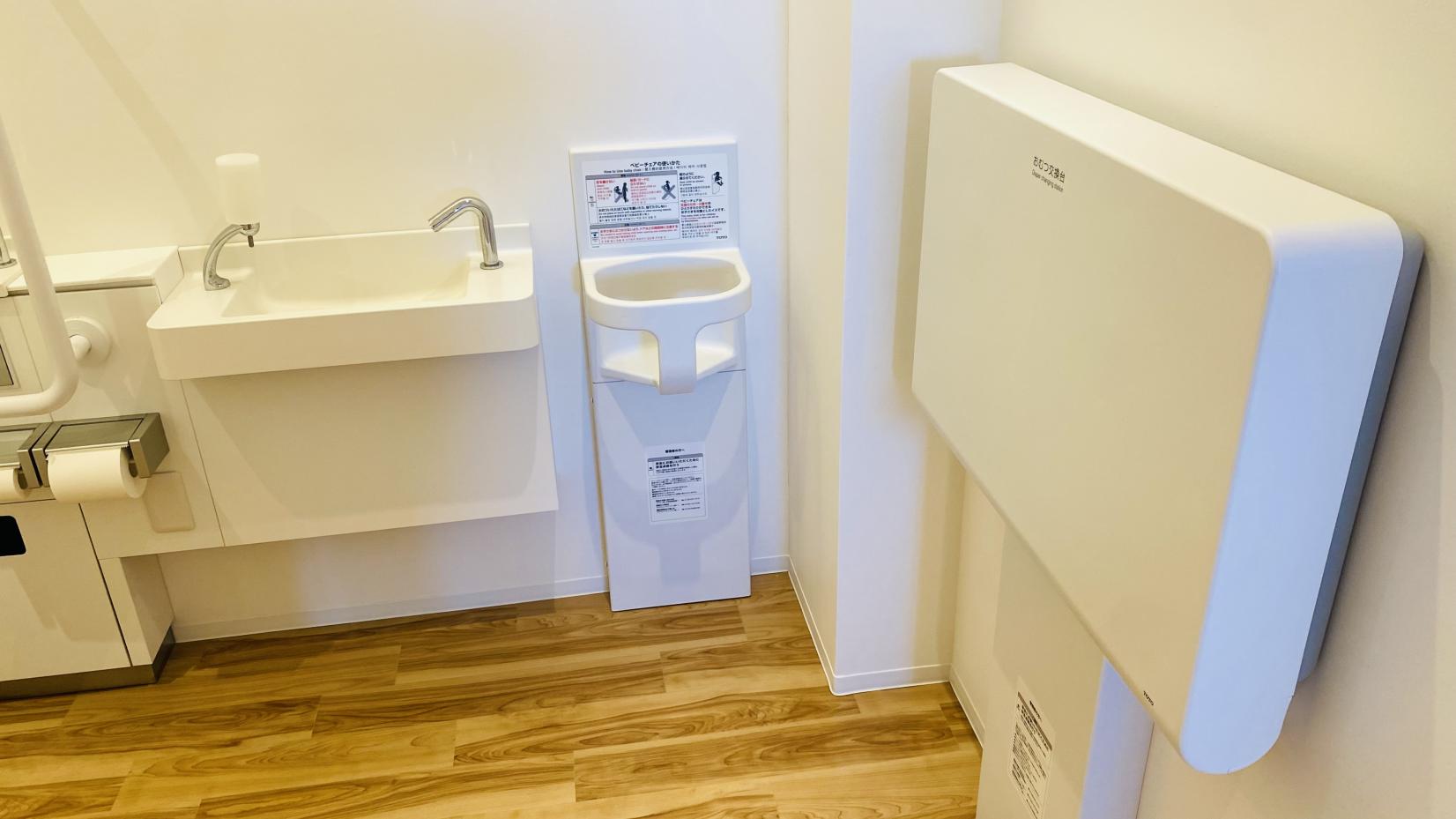 多目的トイレ内部-1