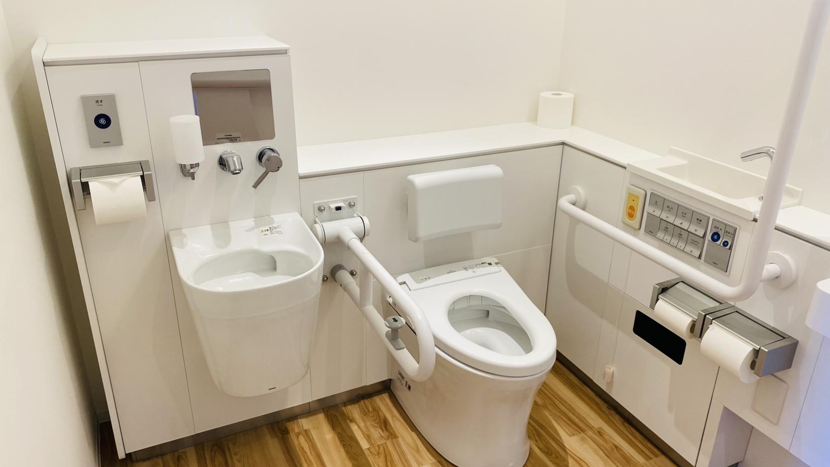 多目的トイレ内部-2