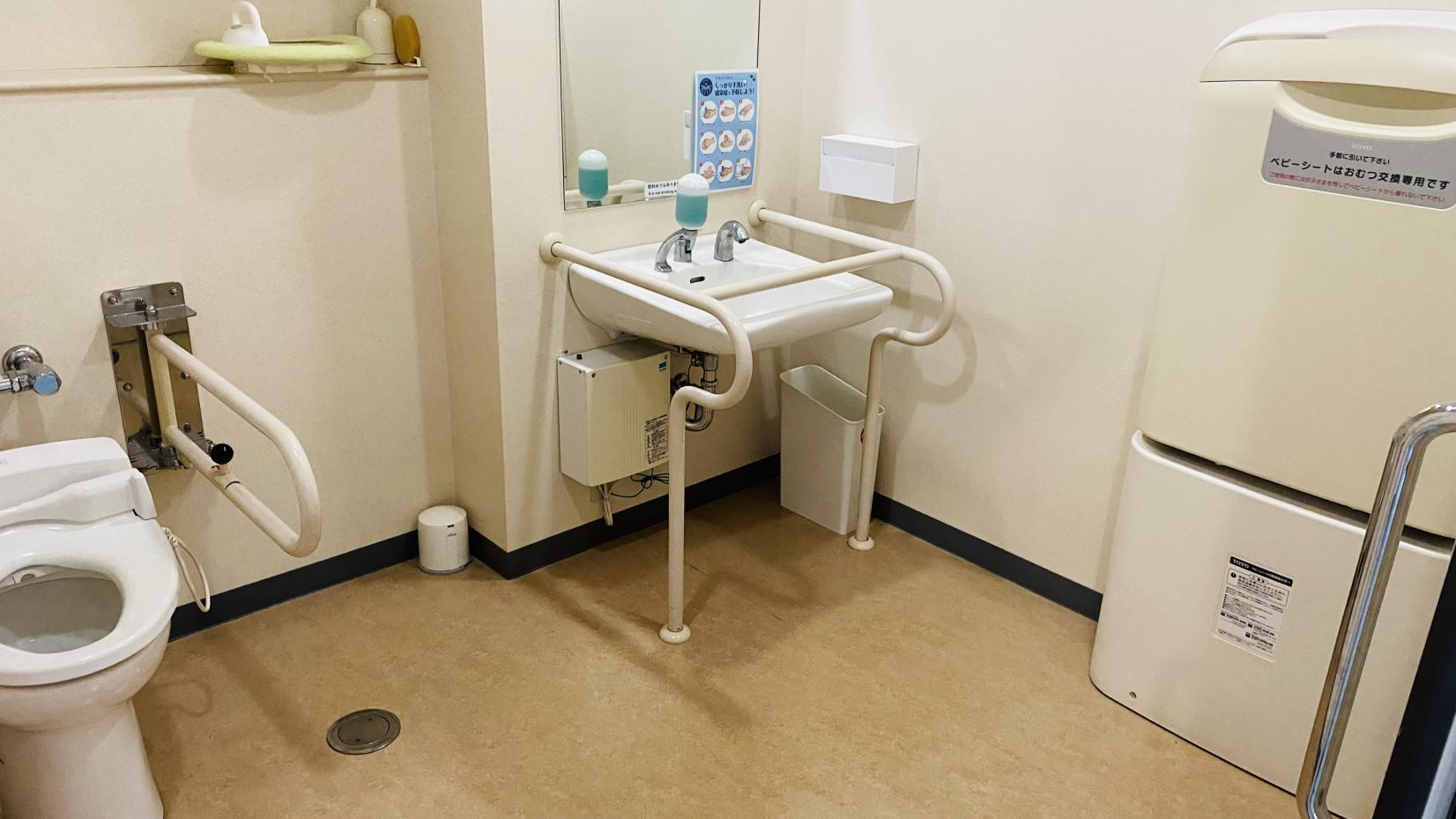 １階多目的トイレ内部-1