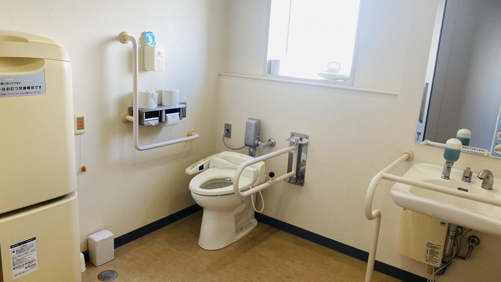 ２階多目的トイレ内部-3