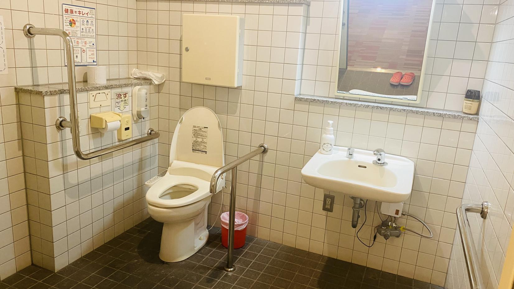 多目的トイレ内部-1