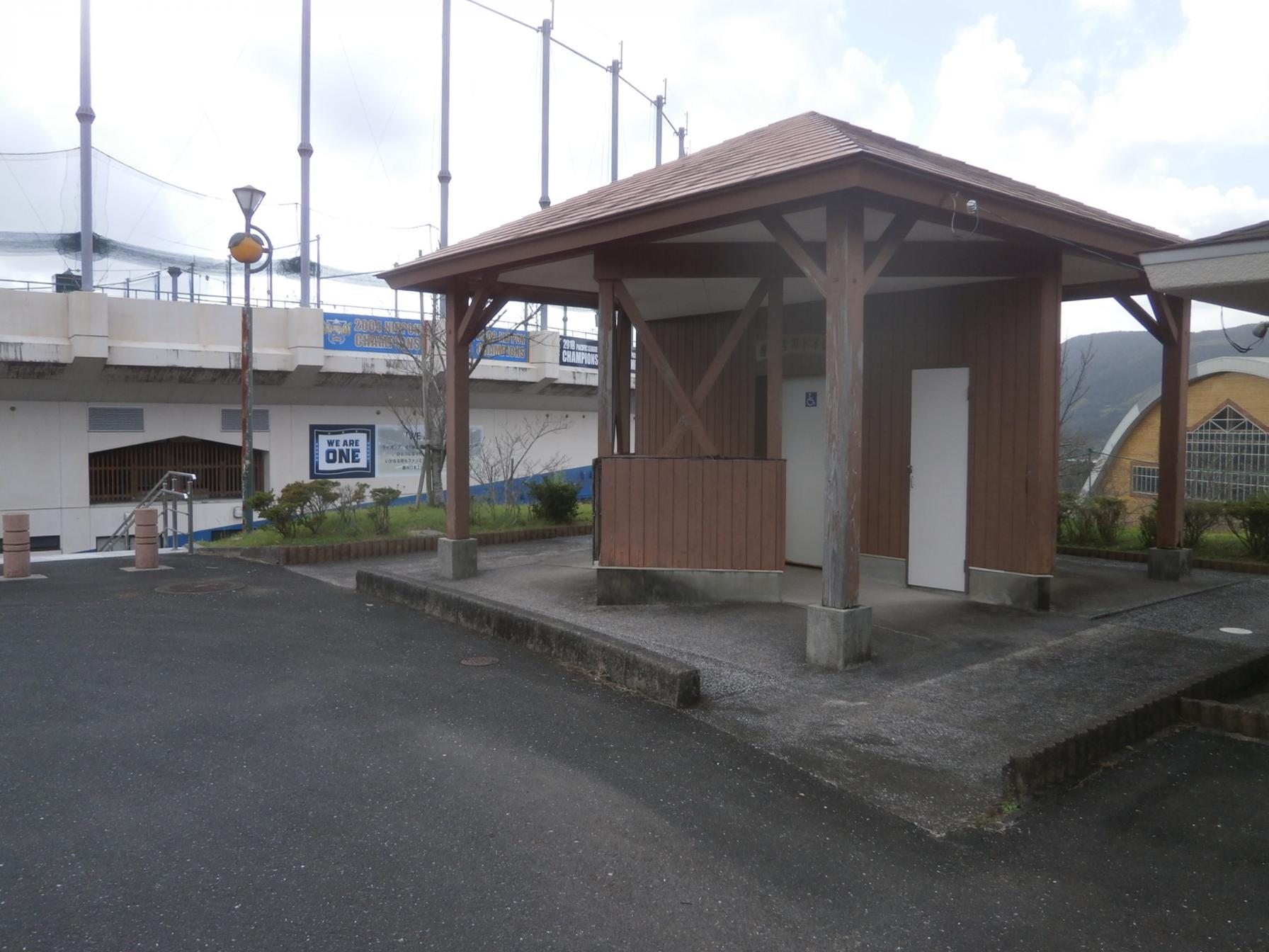 第1駐車場のトイレ外観-0