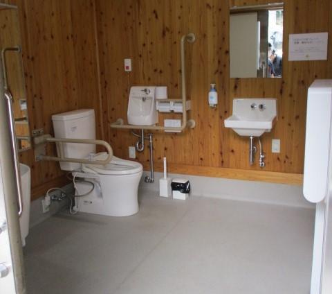 多目的トイレ内部-0