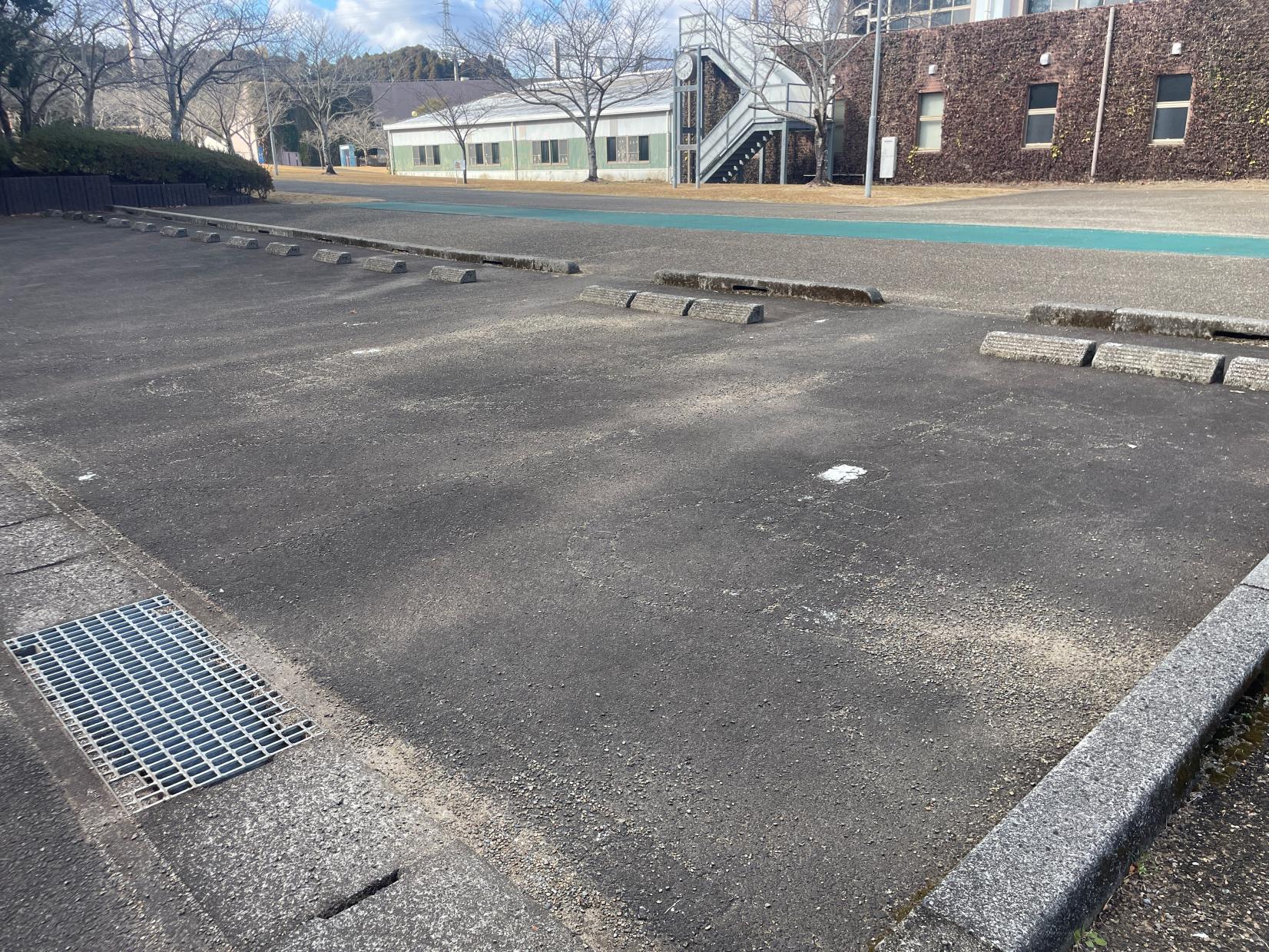 はんぴドーム前障がい者用駐車場-0