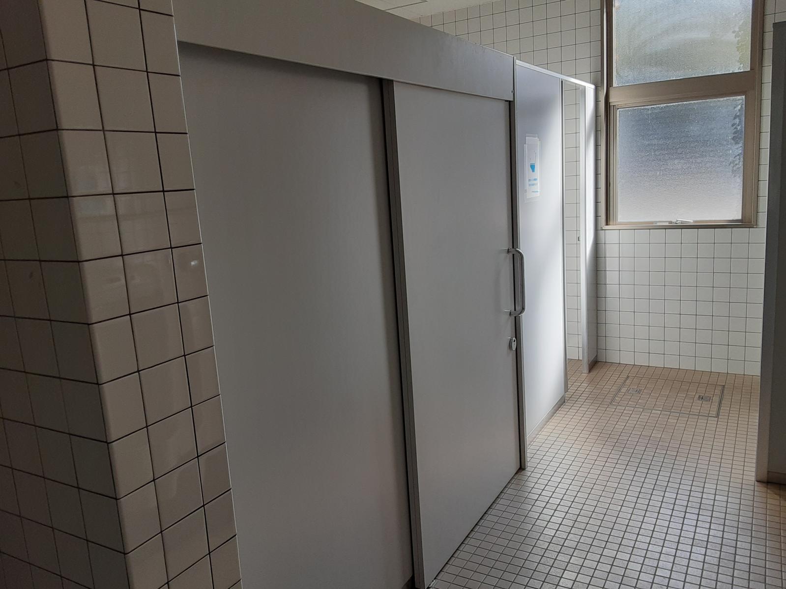 多目的トイレ入口-2