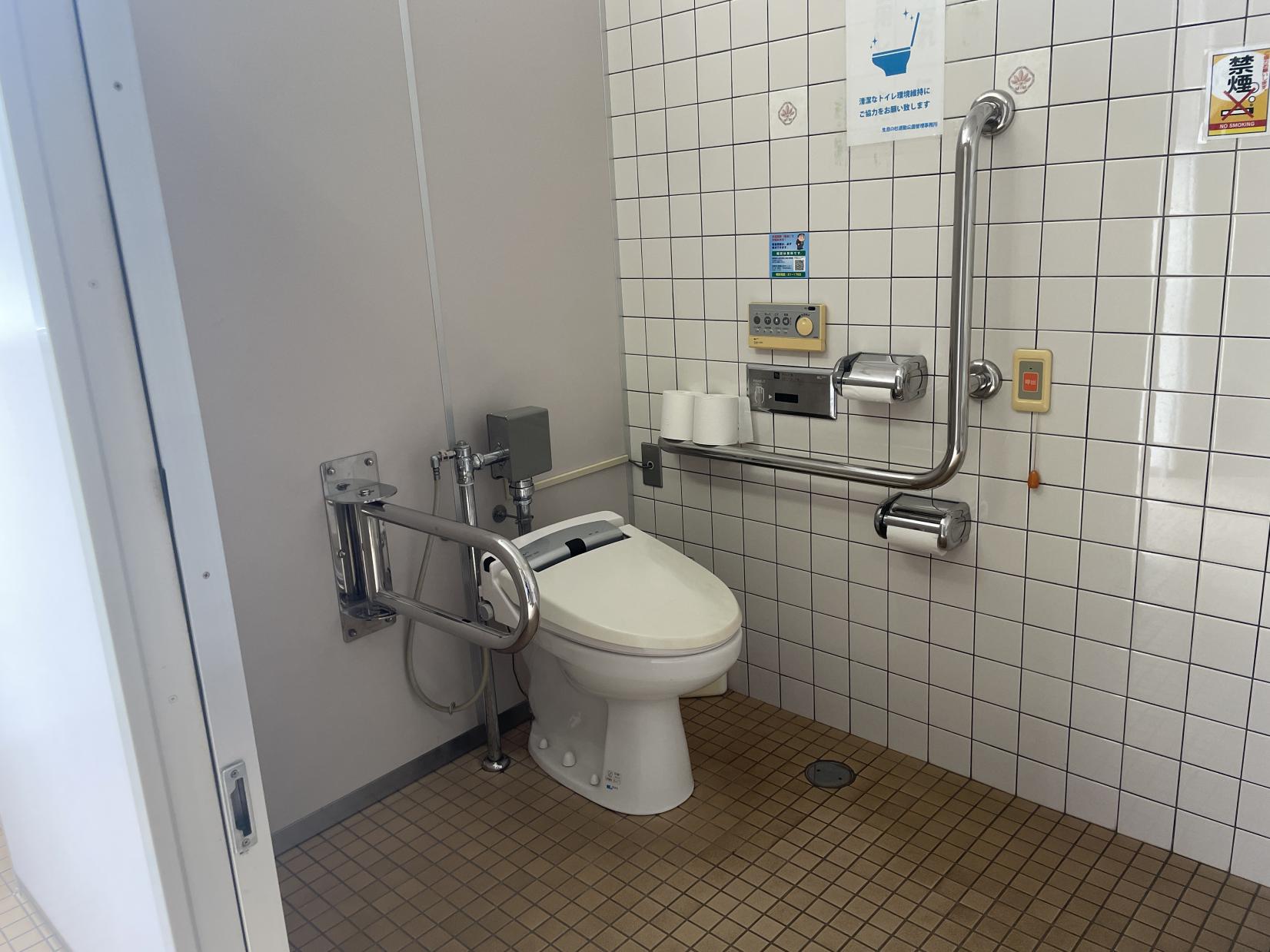多目的トイレ内部-3