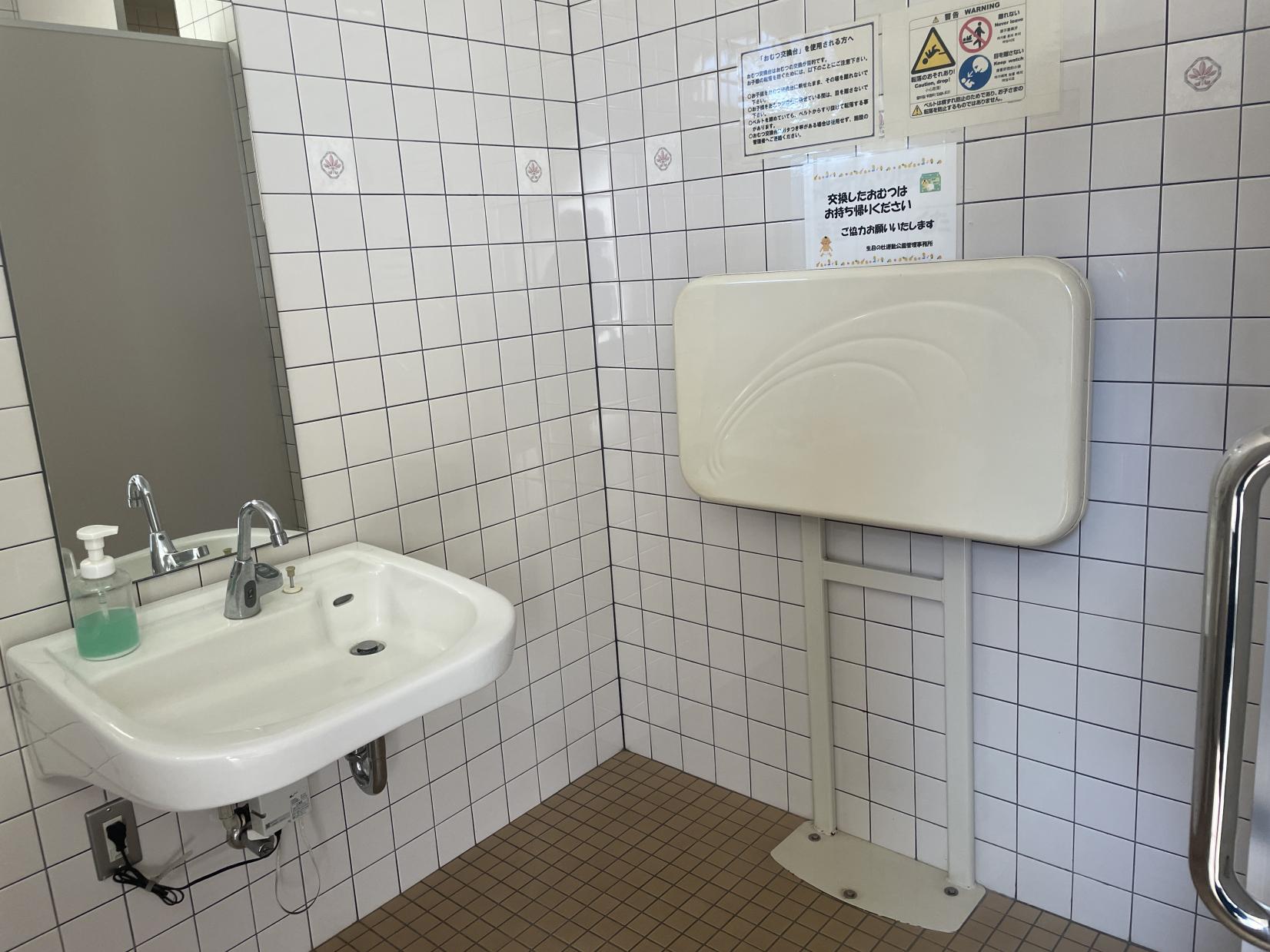 多目的トイレ内部-4