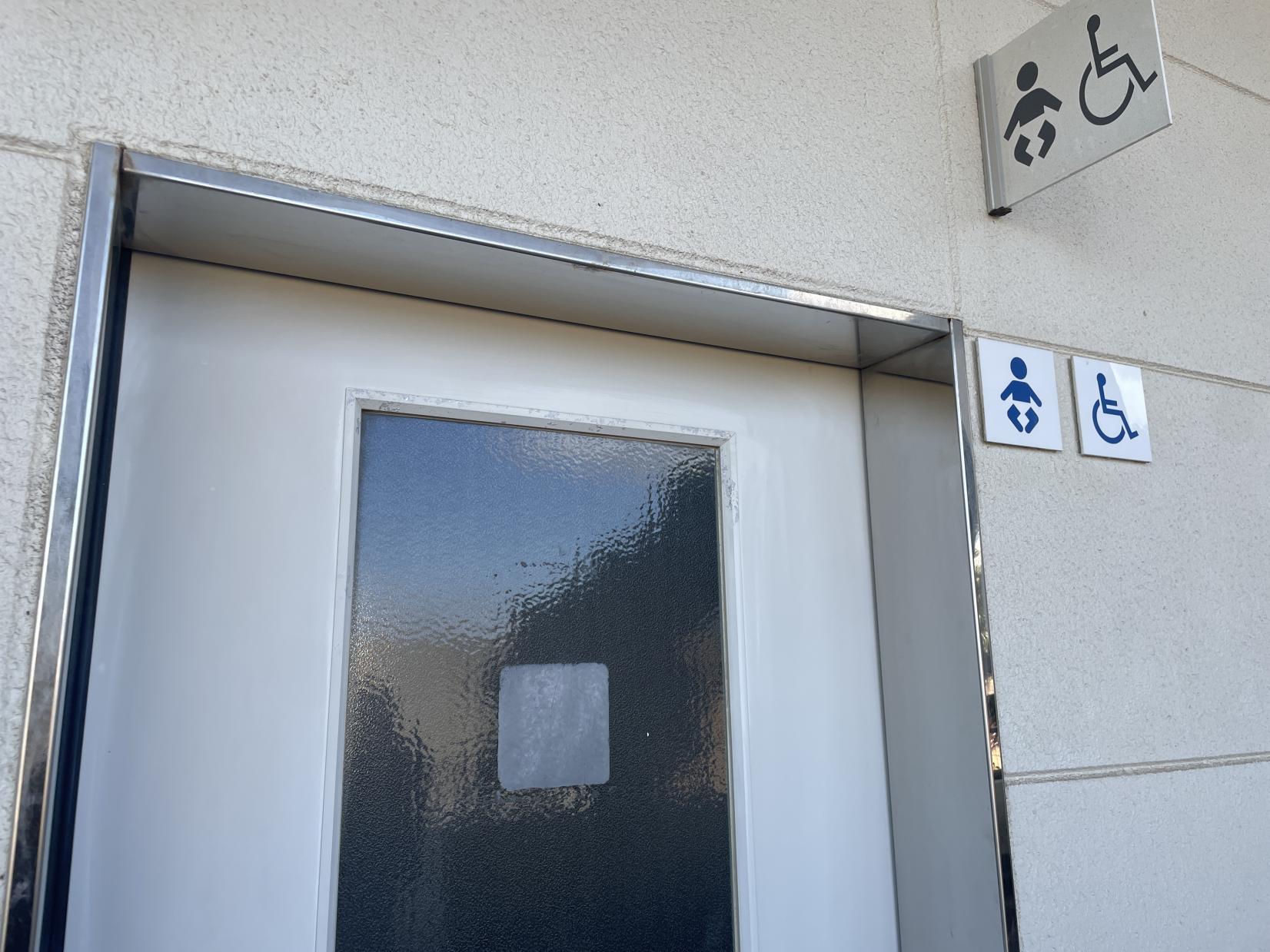 2Fの多目的トイレ入口（トイレ1）-0