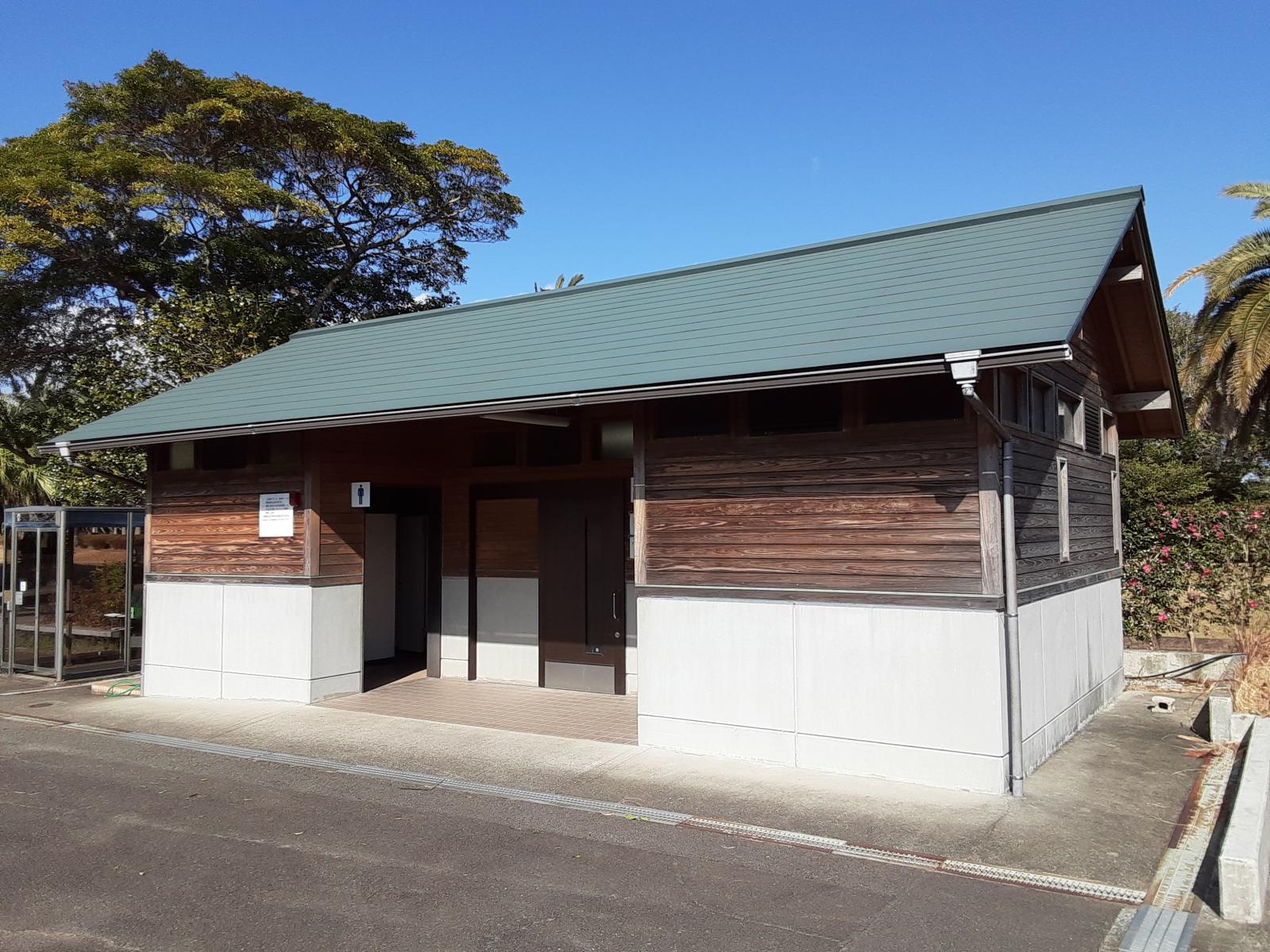 陸上競技場北側のトイレ外観（トイレ2）-2