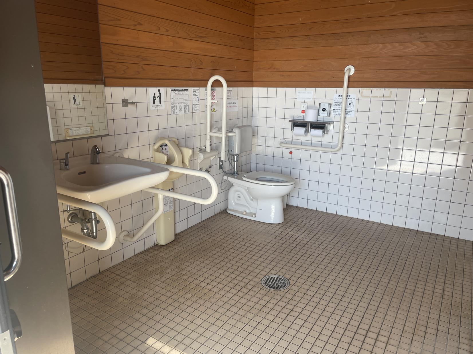 陸上競技場北側の多目的トイレ内部（トイレ2）-4
