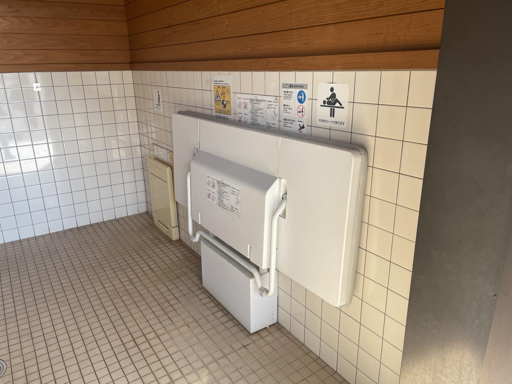 陸上競技場北側の多目的トイレ内部（トイレ2）-5