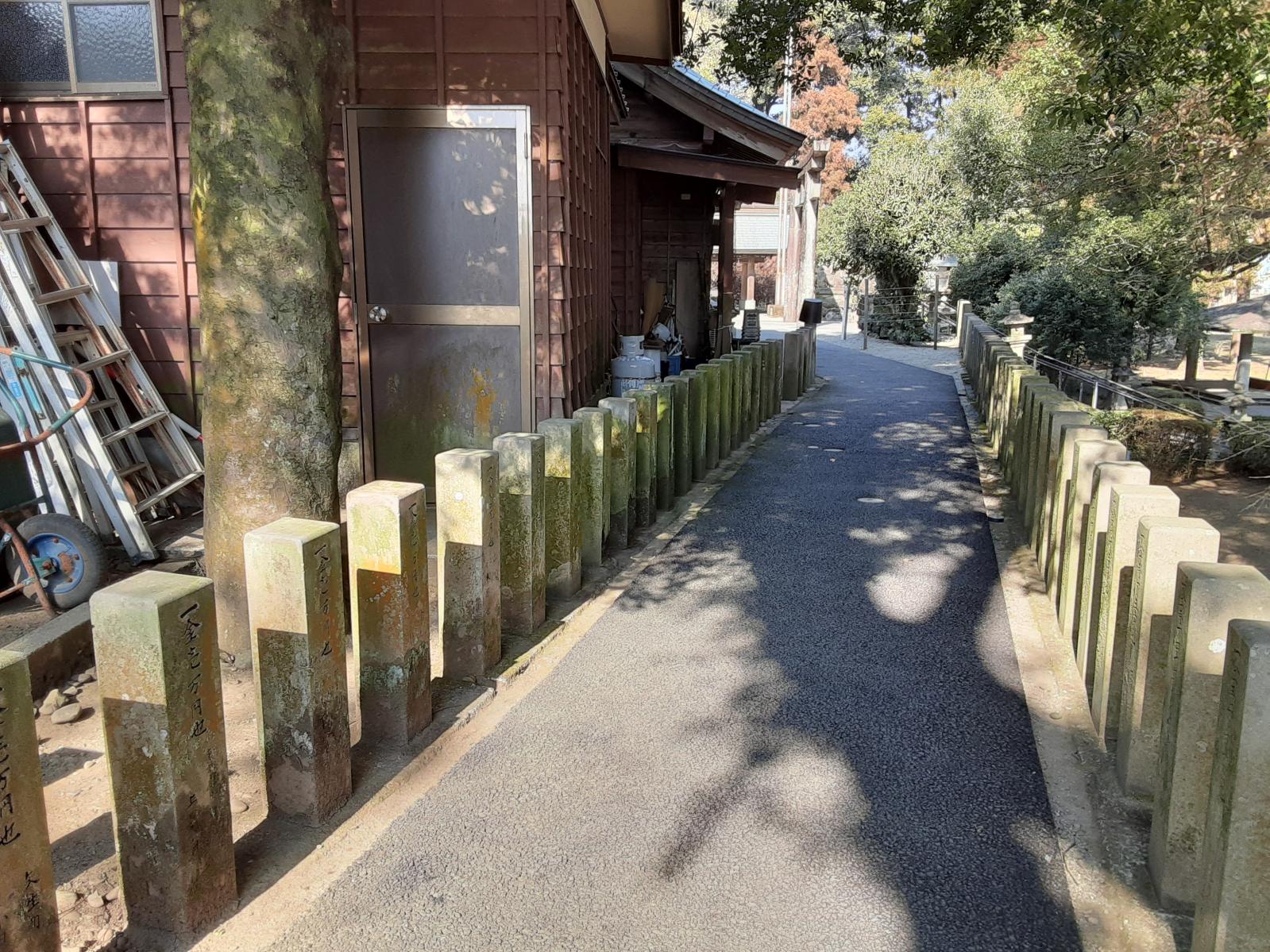 駐車場から本殿までの通路-2
