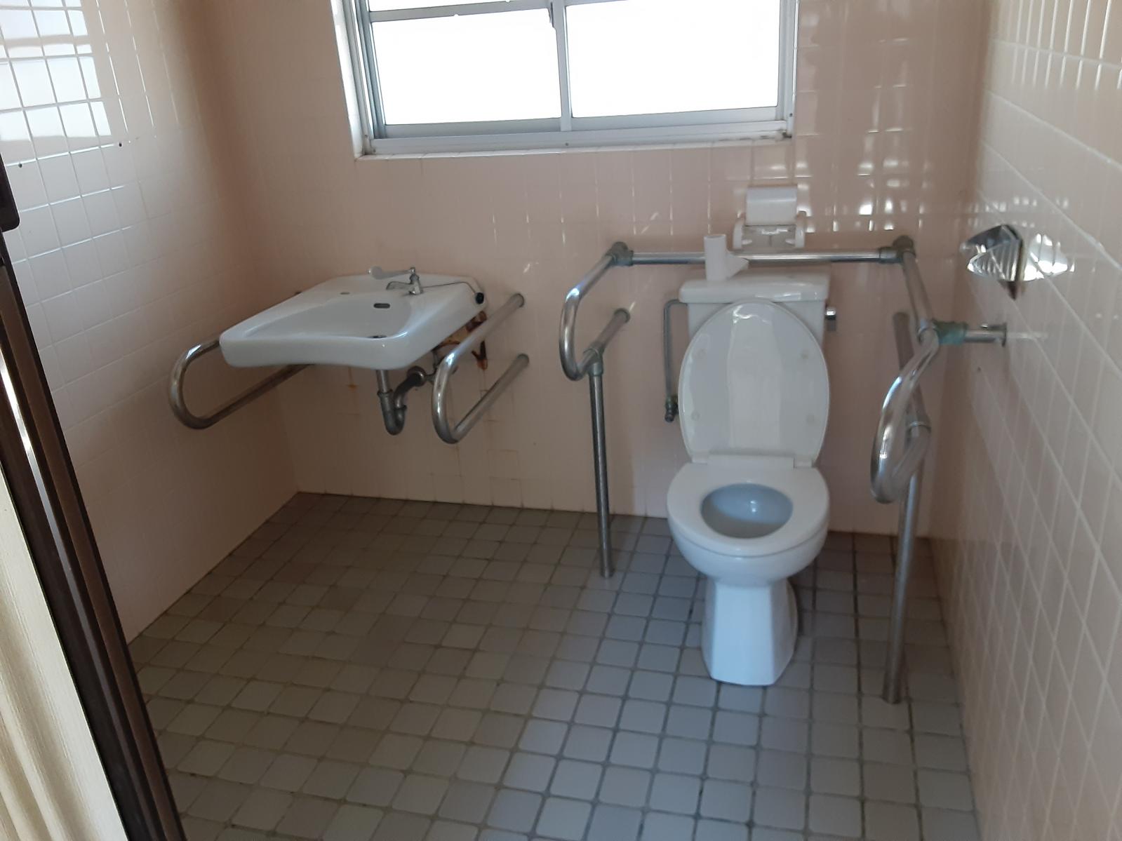 多目的トイレ内部-2