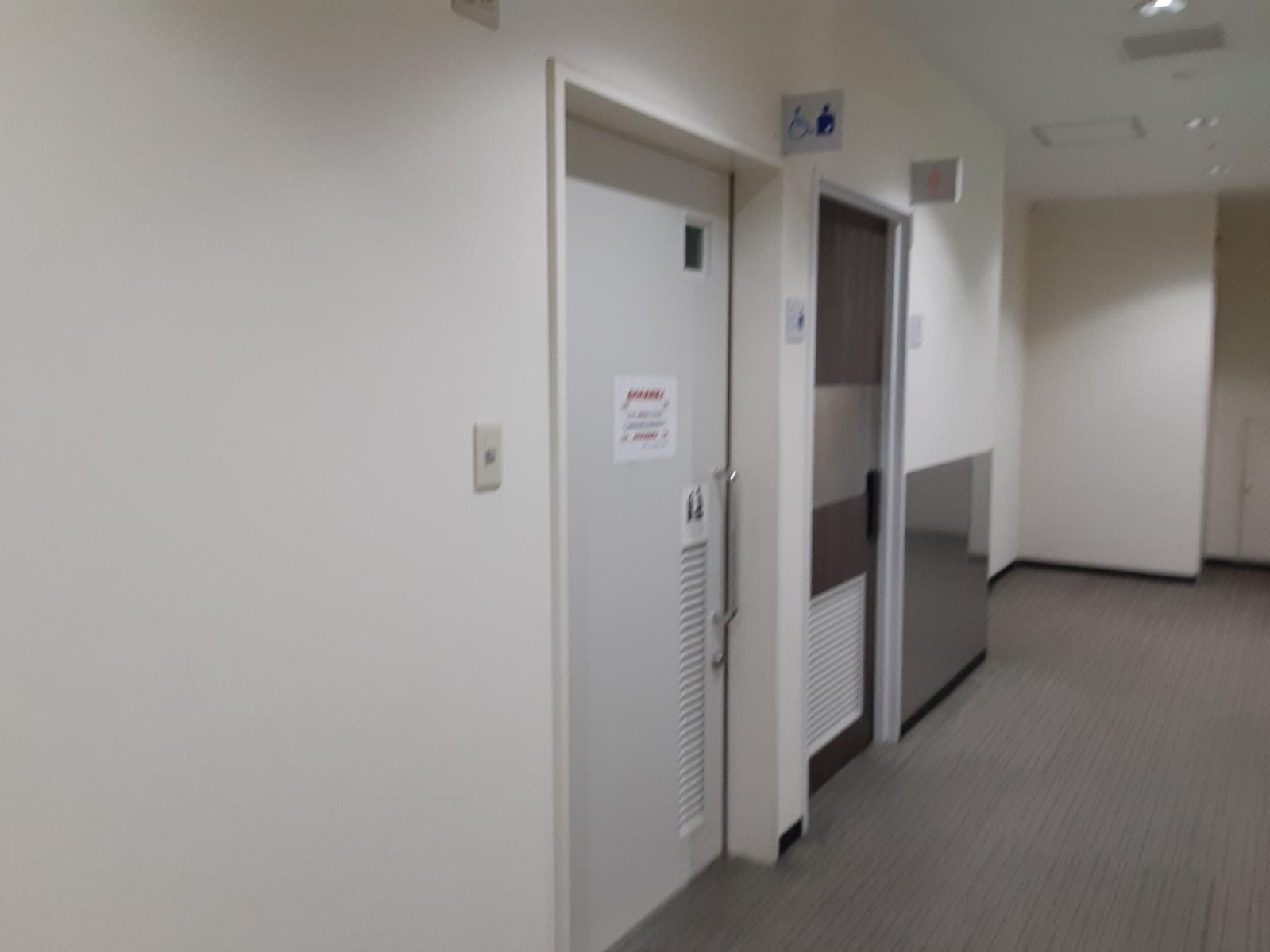 多目的トイレ入口-0