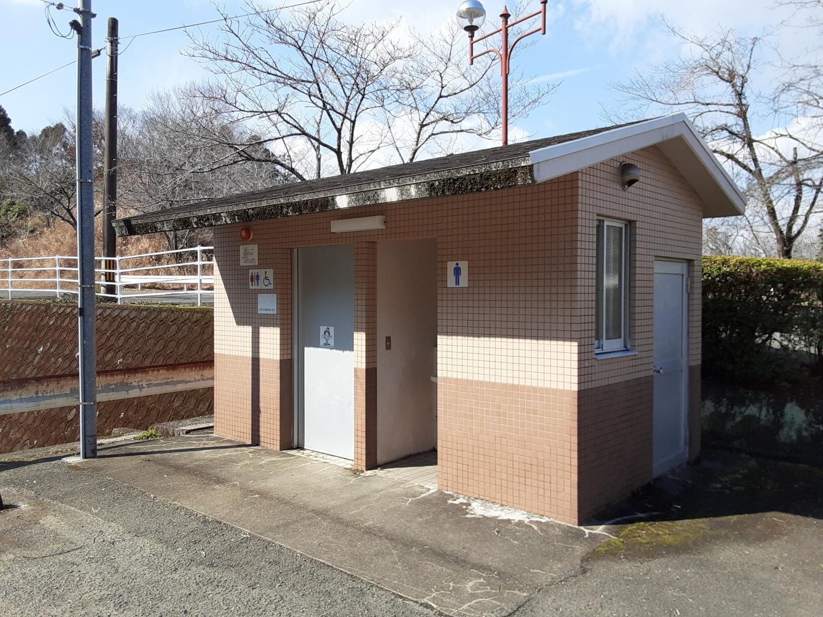 垂水公園入口の駐車場のトイレ外観-0