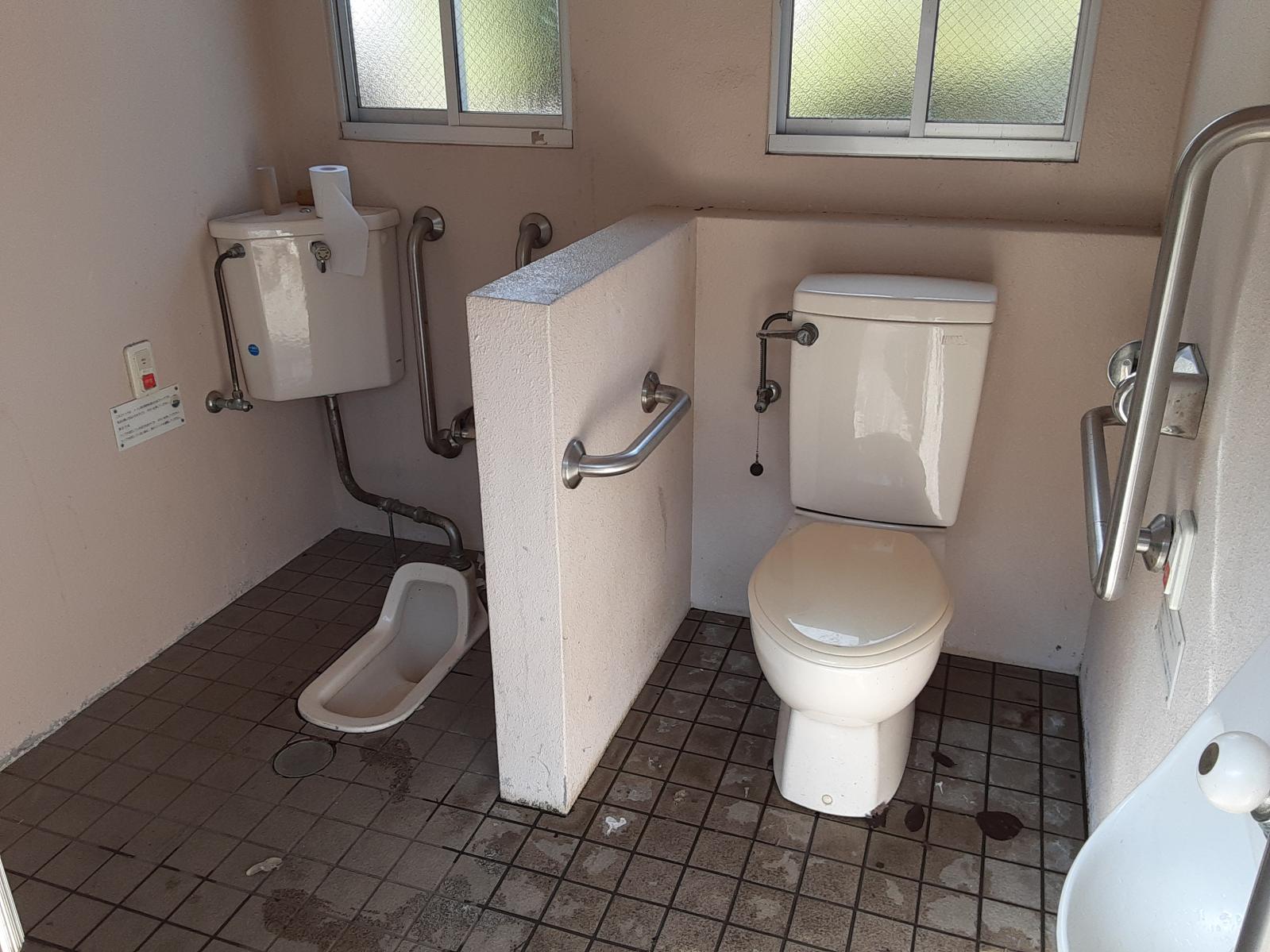 垂水公園入口の駐車場の多目的トイレ内部-1
