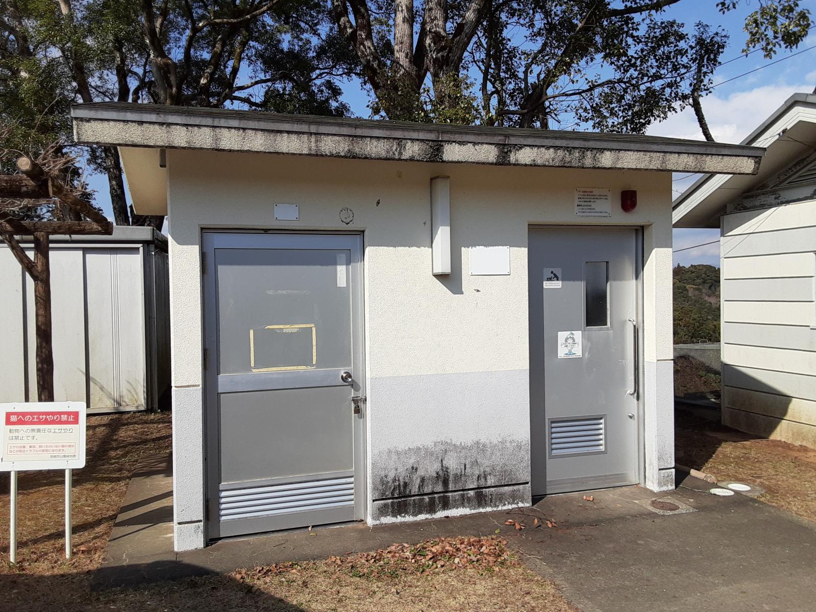 垂水公園の頂上の多目的トイレ外観-2