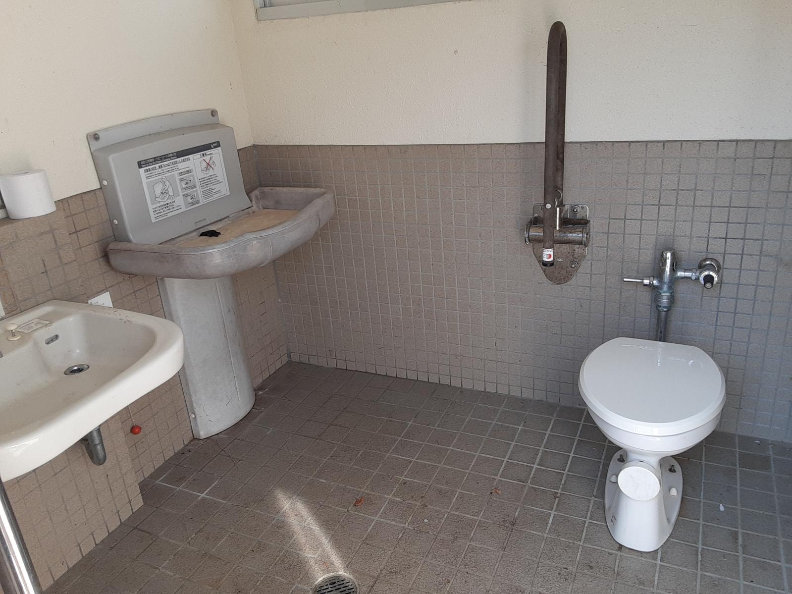 垂水公園の頂上の多目的トイレ内部-3