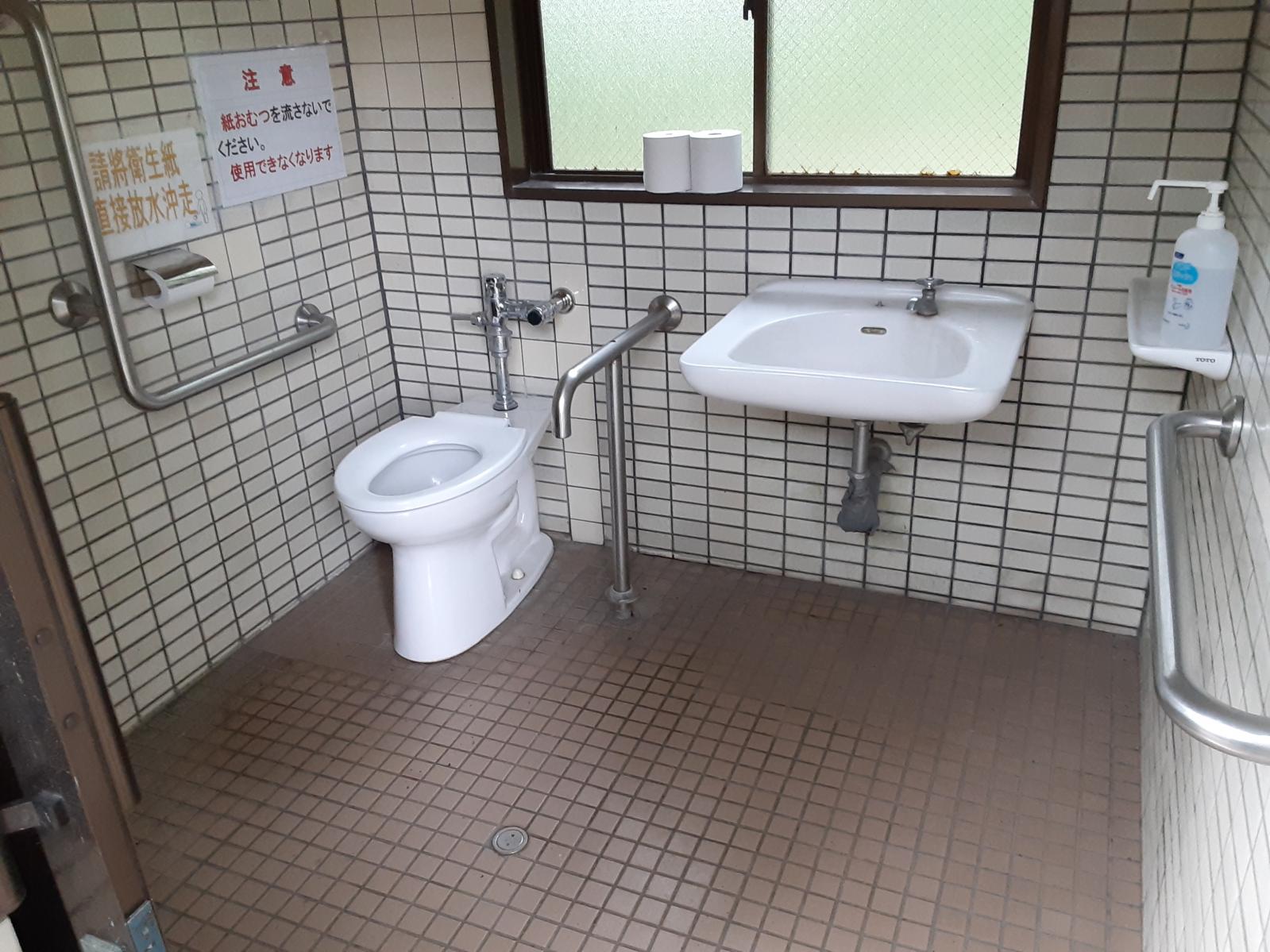 多目的トイレ内部-1