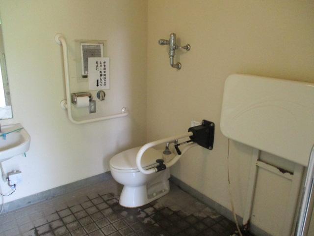 オートキャンプ場駐車場横の多目的トイレ内部(トイレ4)-4