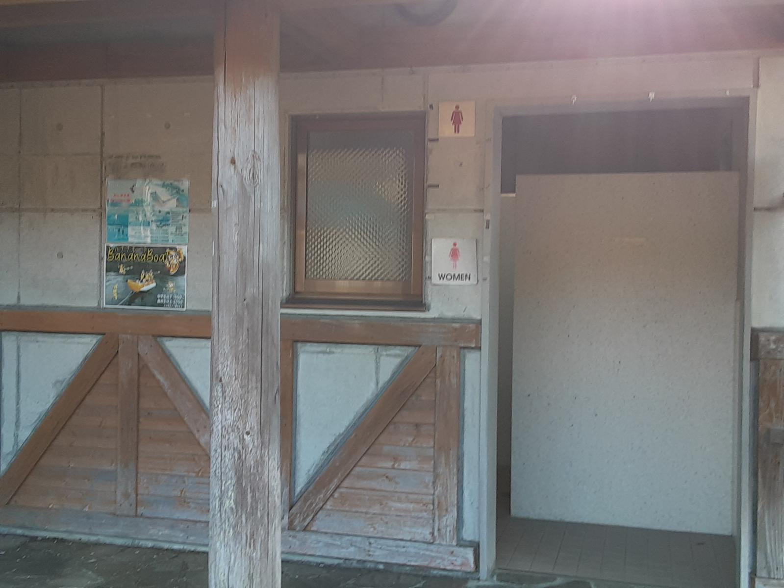 プール横男女別一般トイレ外観-2
