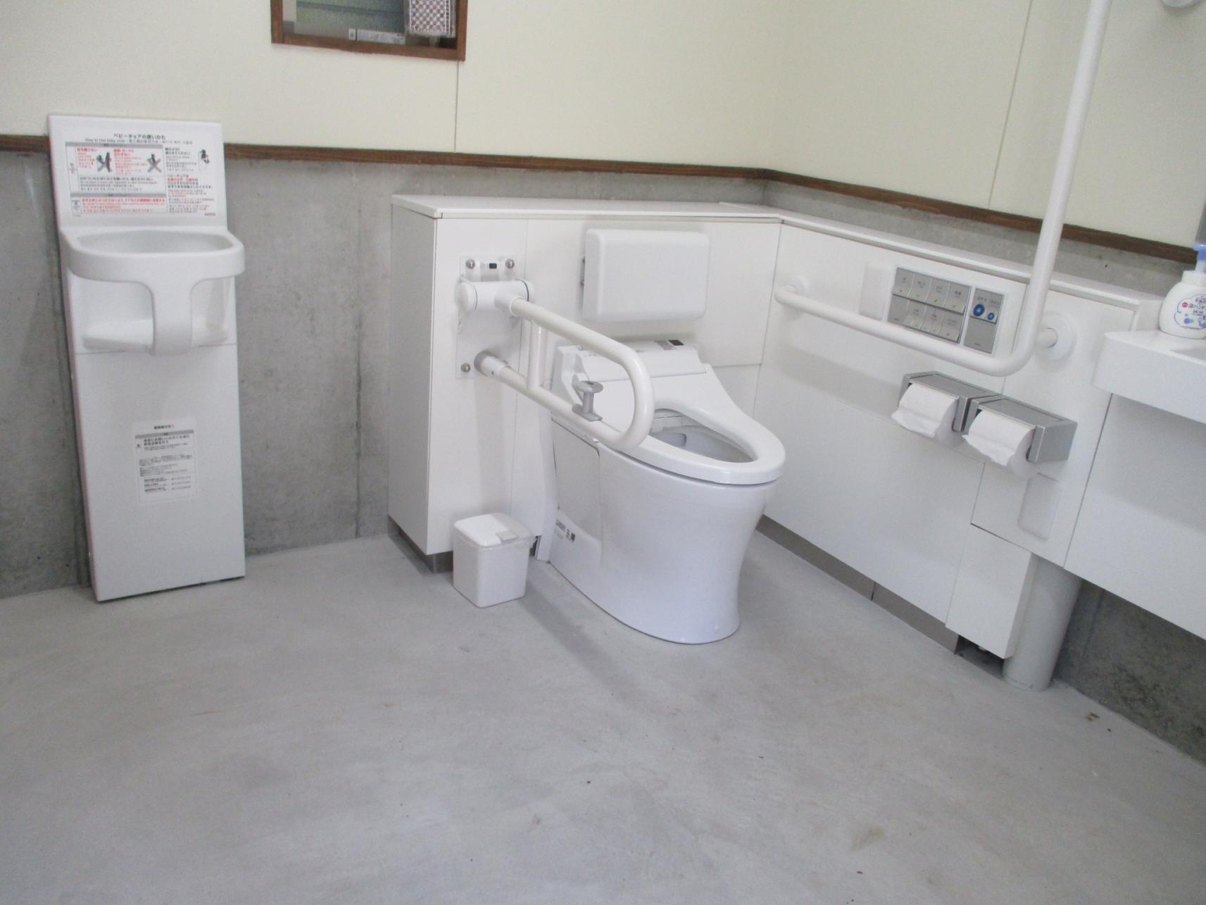 多目的トイレ内部-1