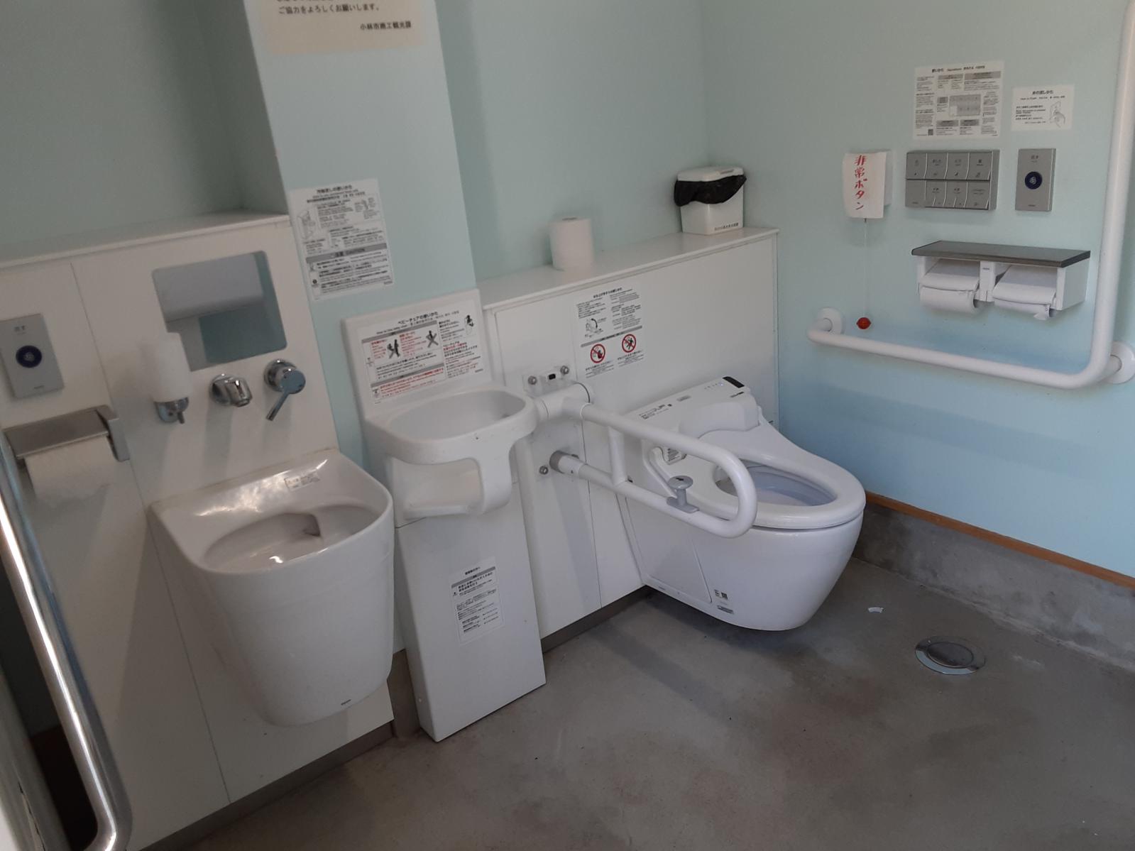 多目的トイレ内部-1