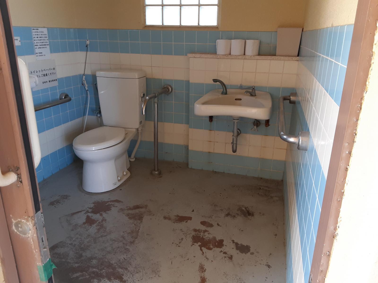 多目的トイレ内部-2