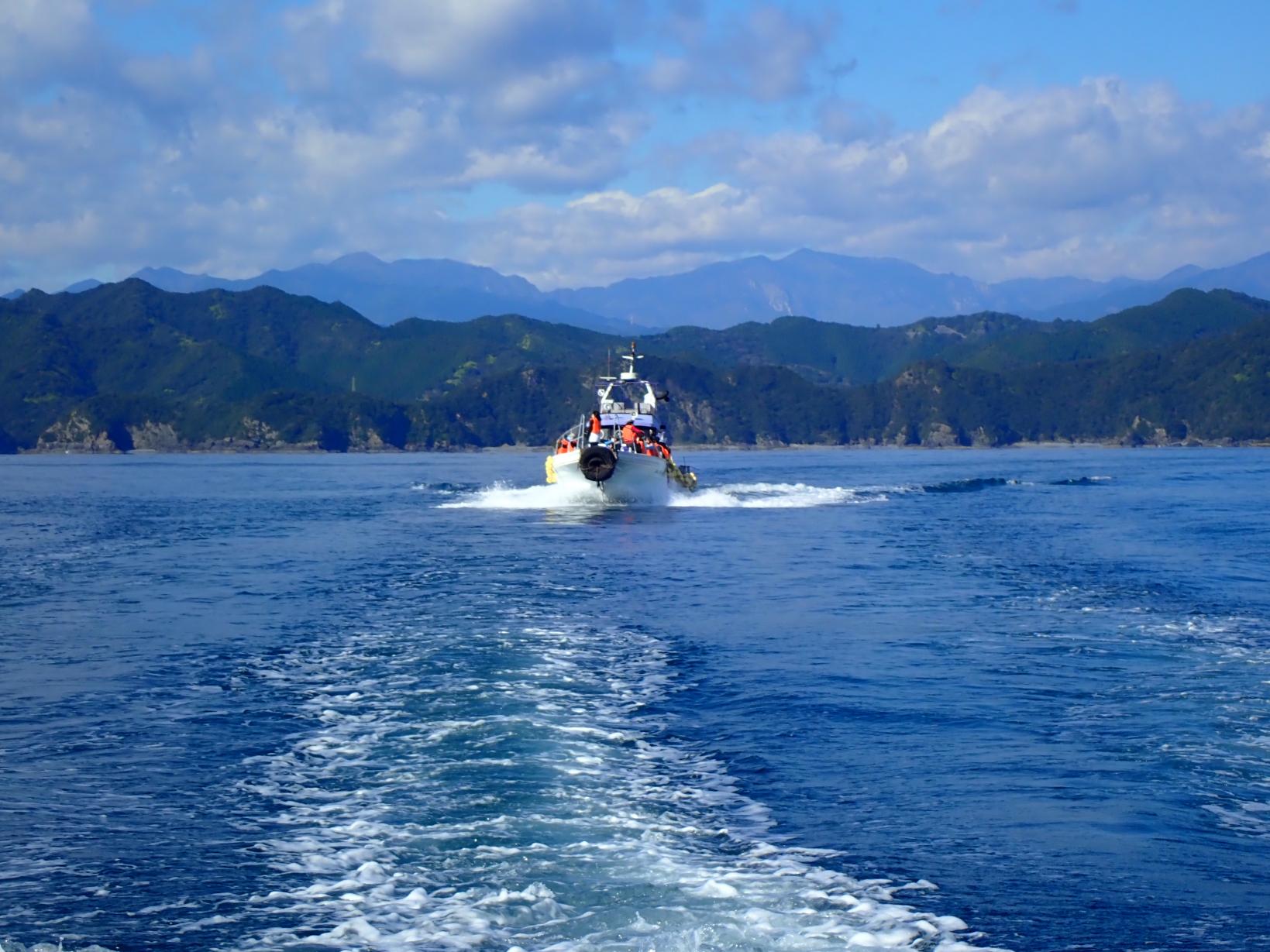 岩のアーチに感動!!　島野浦周辺クルージング-1